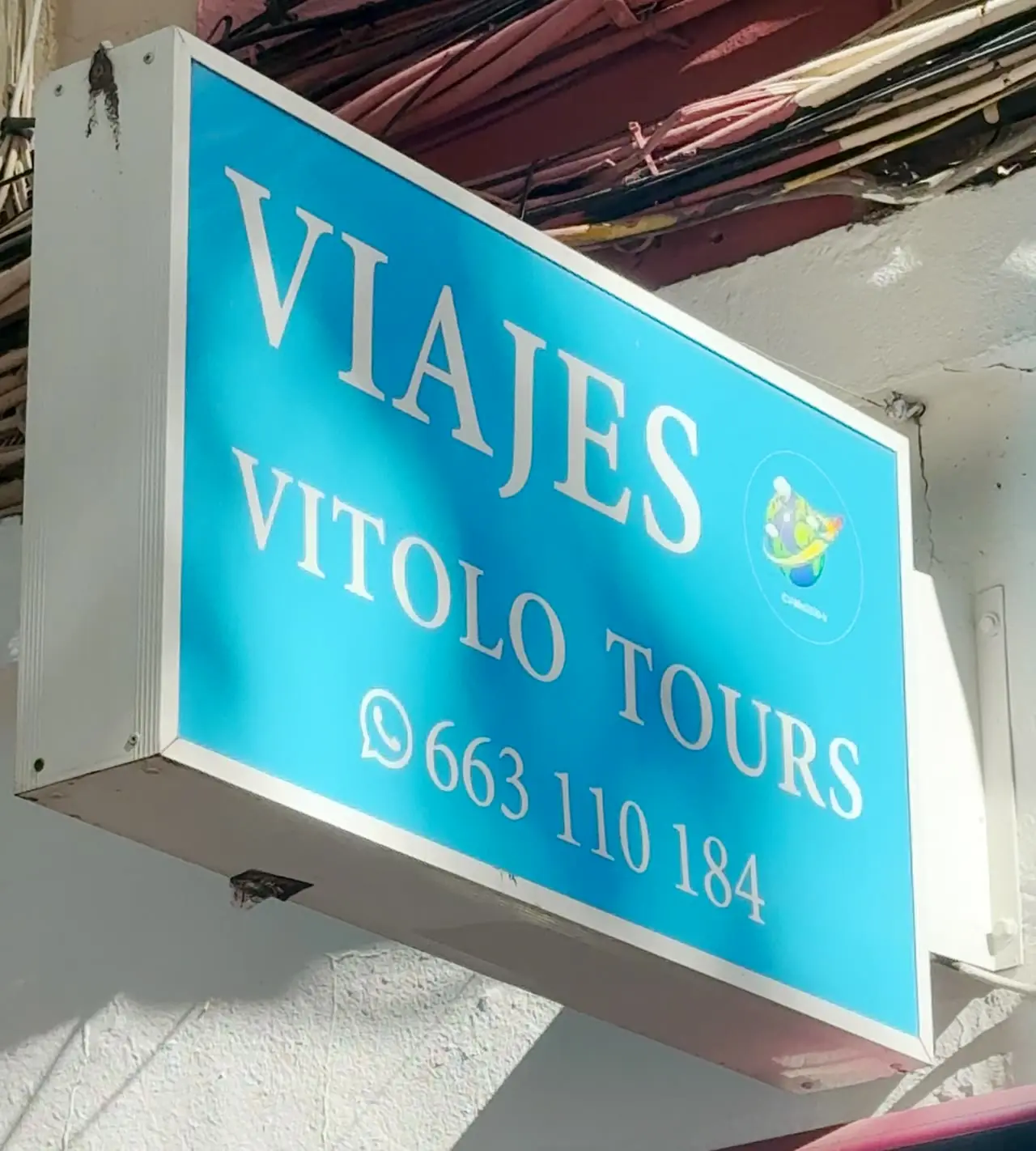 Cartel de Vitolo Tours con el número de WhatsApp 663 110 184