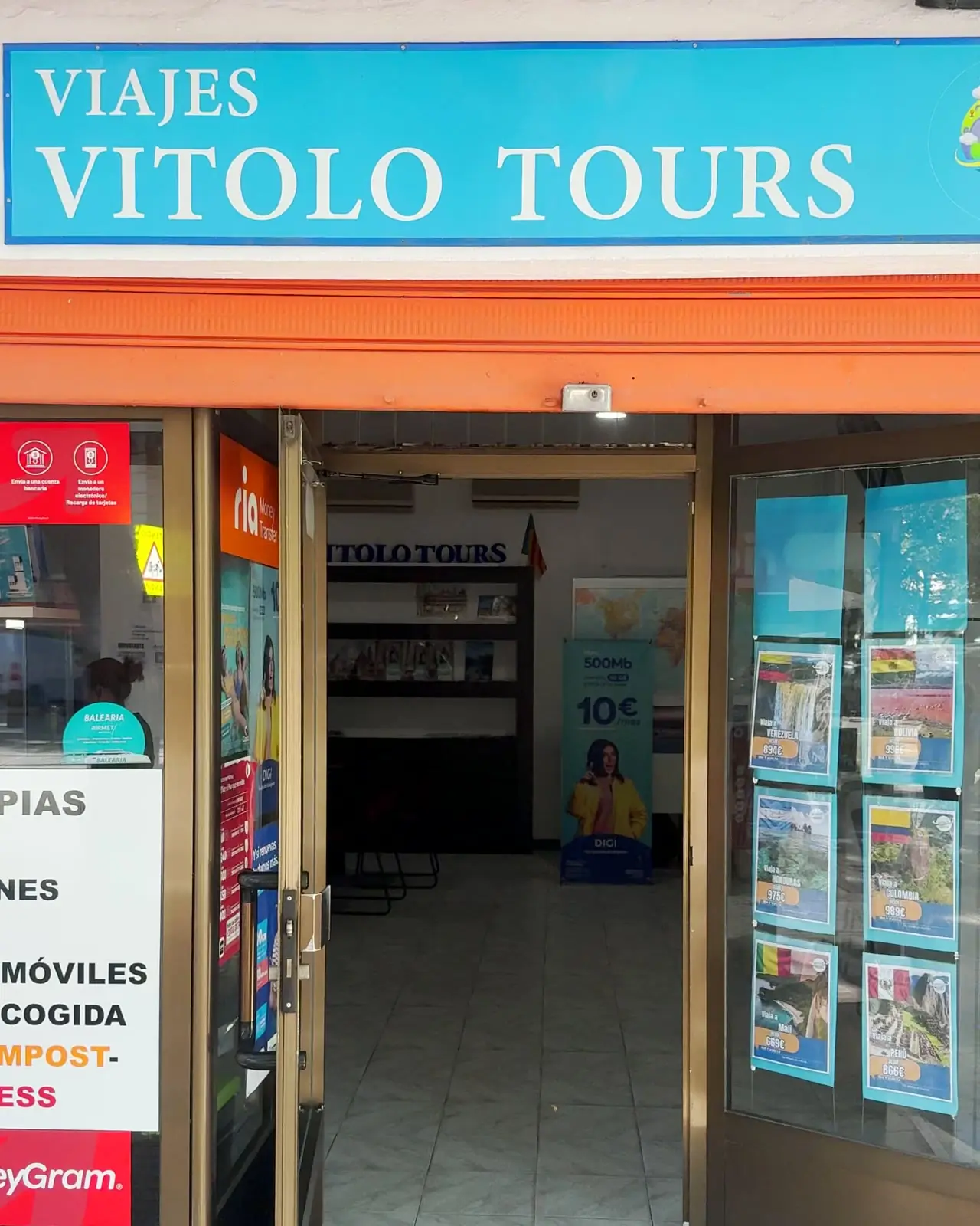 Entrada de la agencia Vitolo Tours en la calle Escultor José Capuz, Valencia